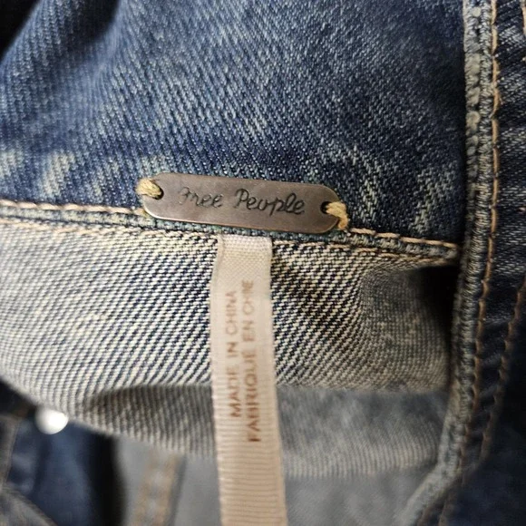 Free People Denim Jacket Womens 4 Blue Distressed Cropped Button Front Bohemian - Picture 2 of 10
